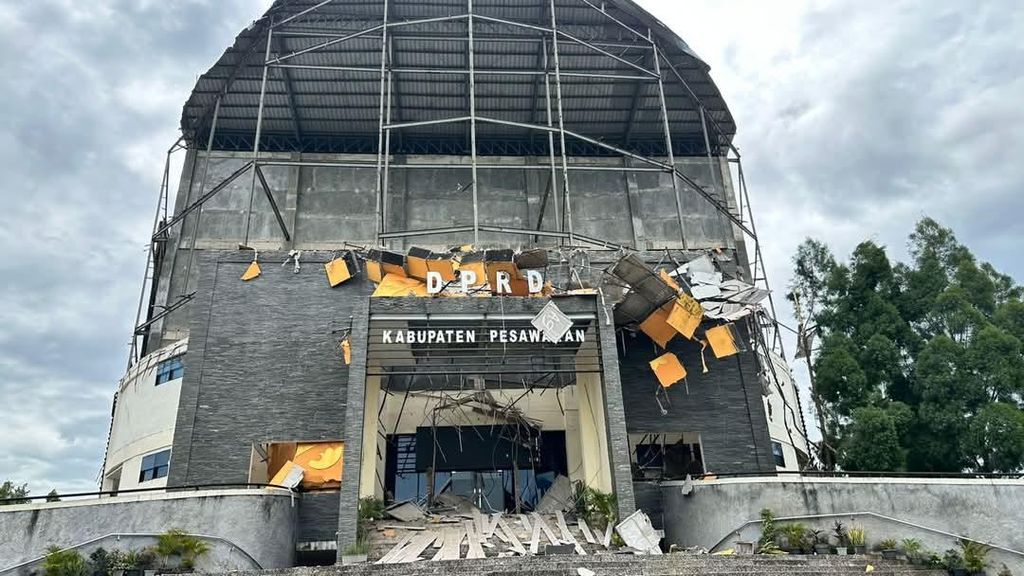 Kejadian di Gedung DPRD Pesawaran: Ambruknya Atap Ornamen dan Dampaknya